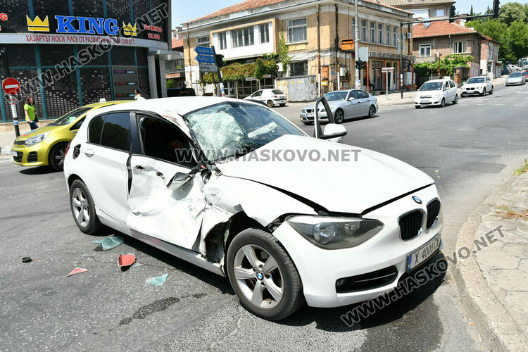 Пожарна със специален режим и БМВ катастрофираха в Хасково