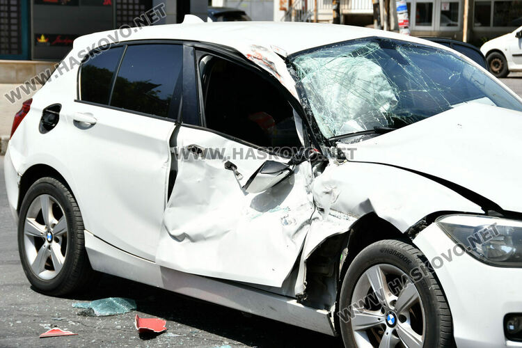 Пожарна със специален режим и БМВ катастрофираха в Хасково