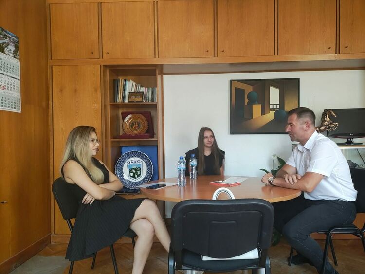 Кметът на Мадан за 13-а поредна година поема първата семестриална такса на отличените зрелостници