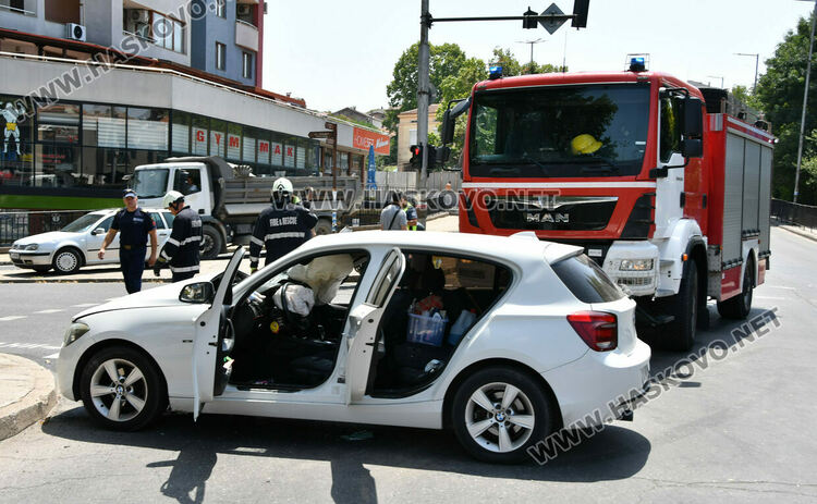 Пожарна със специален режим и БМВ катастрофираха в Хасково