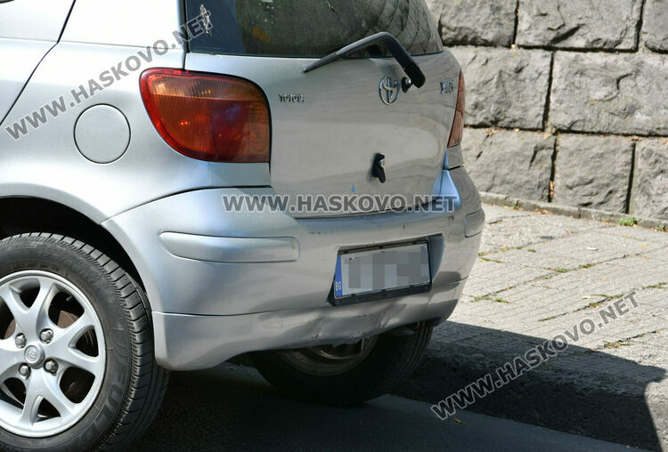 Микробус „Мерцедес“ блъсна „Тойота“ на бул. „Освобождение“ в Хасково