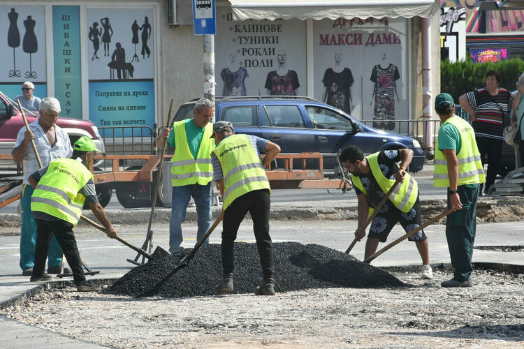 Започна ремонт на паркинга до комплекс „21-ви век“ в Хасково