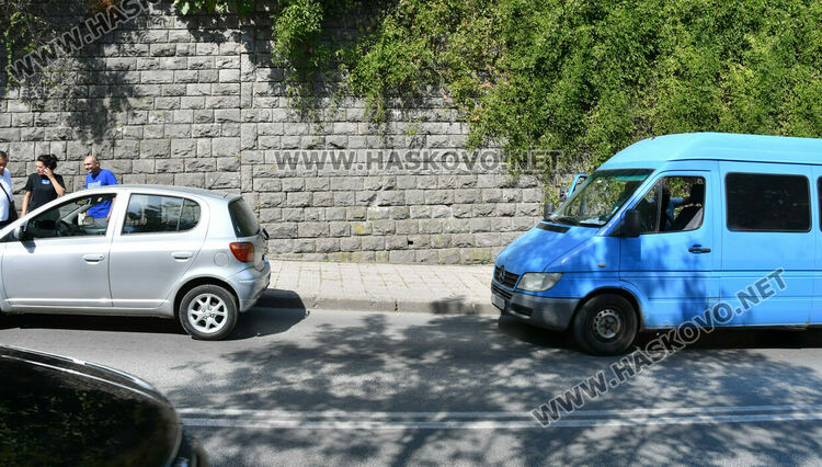 Микробус „Мерцедес“ блъсна „Тойота“ на бул. „Освобождение“ в Хасково