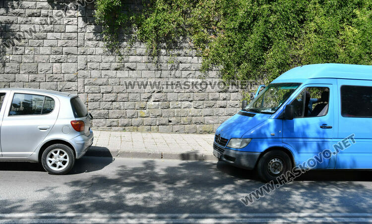 Микробус „Мерцедес“ блъсна „Тойота“ на бул. „Освобождение“ в Хасково