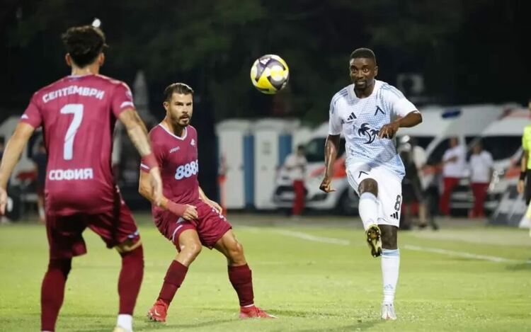 Халфът на „Левски“ Карлос Охене (вдясно) прехвърля Галин Иванов (в средата) и Мой Пара от „Септември“ по време на мача на ст. „Локомотив“.