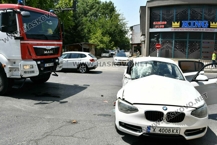 Пожарна със специален режим и БМВ катастрофираха в Хасково