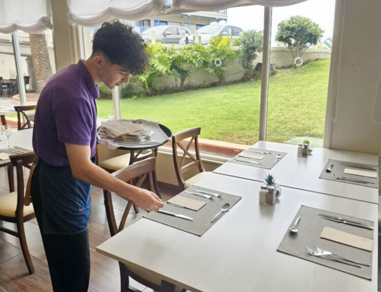 Ученици от гимназията по туризъм на практика в луксозни хотели на Канарските острови 