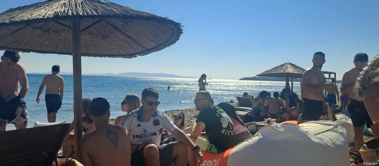 Бар на плажа на остров Тинос: туристи не липсват, но няма кой да работи