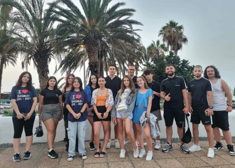 Ученици от гимназията по туризъм на практика в луксозни хотели на Канарските острови 