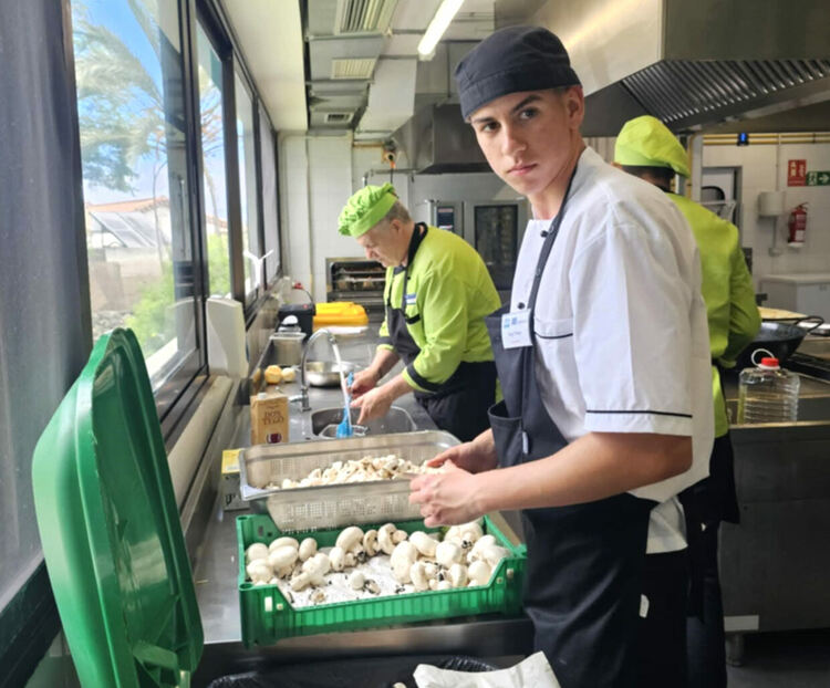 Ученици от гимназията по туризъм на практика в луксозни хотели на Канарските острови 