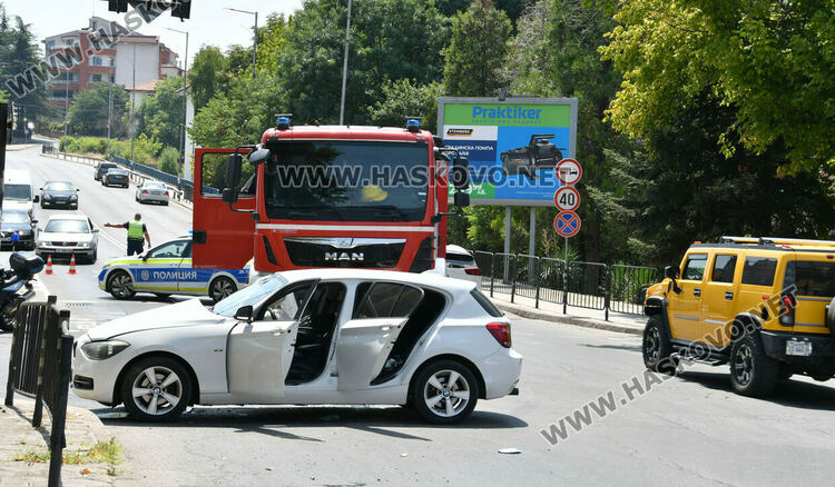 Пожарна със специален режим и БМВ катастрофираха в Хасково