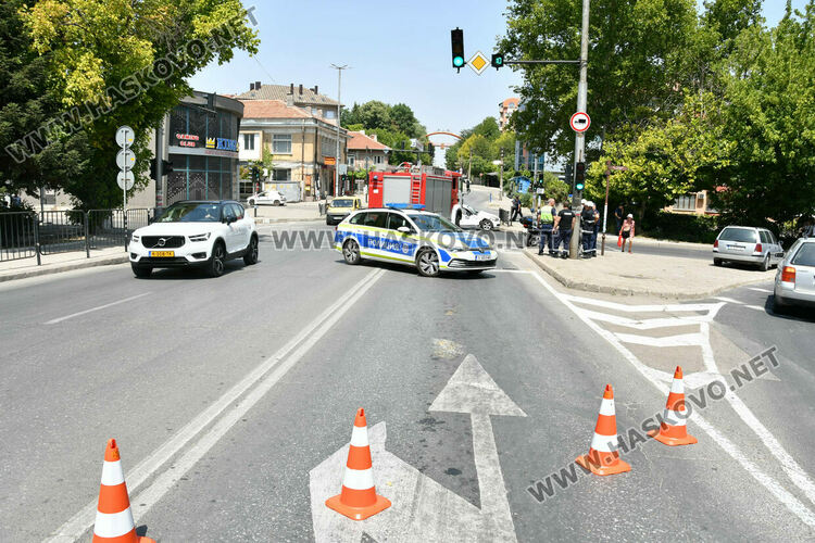 Пожарна със специален режим и БМВ катастрофираха в Хасково