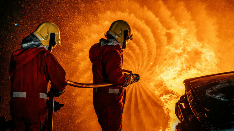 Семейна свада прерасна в пожар: Пет постройки изгоряха в Перник