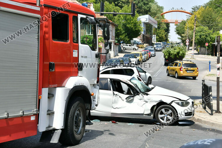 Пожарна със специален режим и БМВ катастрофираха в Хасково