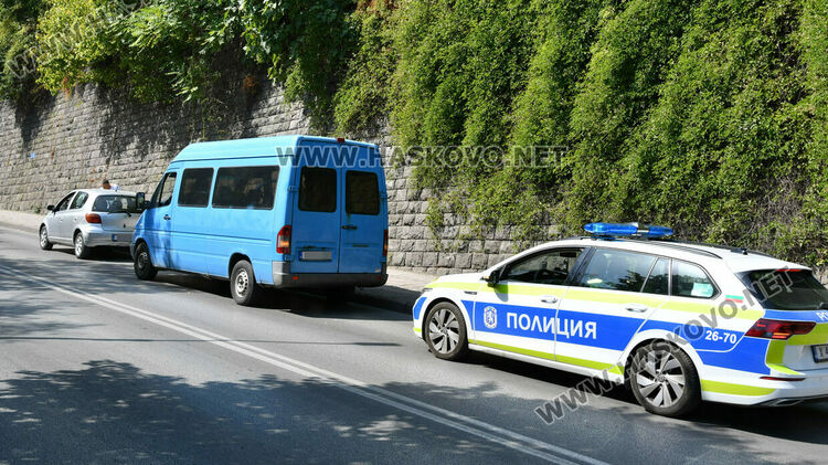 Микробус „Мерцедес“ блъсна „Тойота“ на бул. „Освобождение“ в Хасково