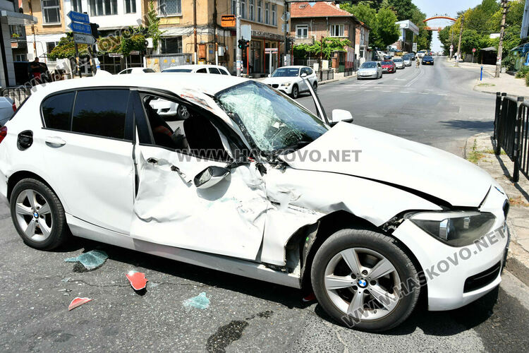 Пожарна със специален режим и БМВ катастрофираха в Хасково