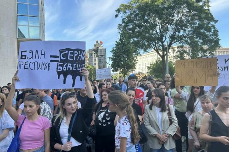 „Проблемите ни се отлагат и за нас пари отново няма“. Медици излизат на протест пред парламента