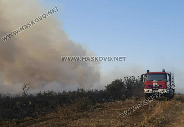 Военни, гранични полицаи, доброволци и верижна техника се включиха в гасенето на пожарите в Хасковско