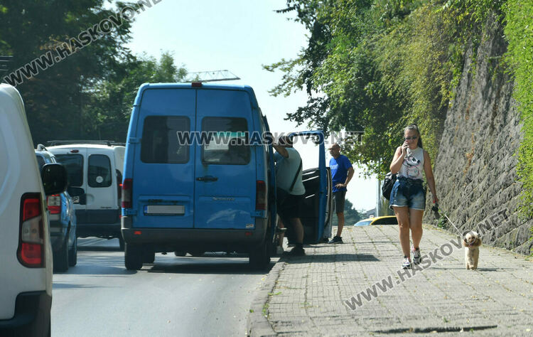 Микробус „Мерцедес“ блъсна „Тойота“ на бул. „Освобождение“ в Хасково