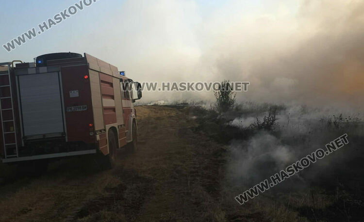 Военни, гранични полицаи, доброволци и верижна техника се включиха в гасенето на пожарите в Хасковско