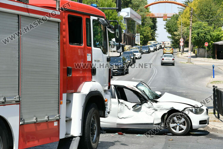 Пожарна със специален режим и БМВ катастрофираха в Хасково