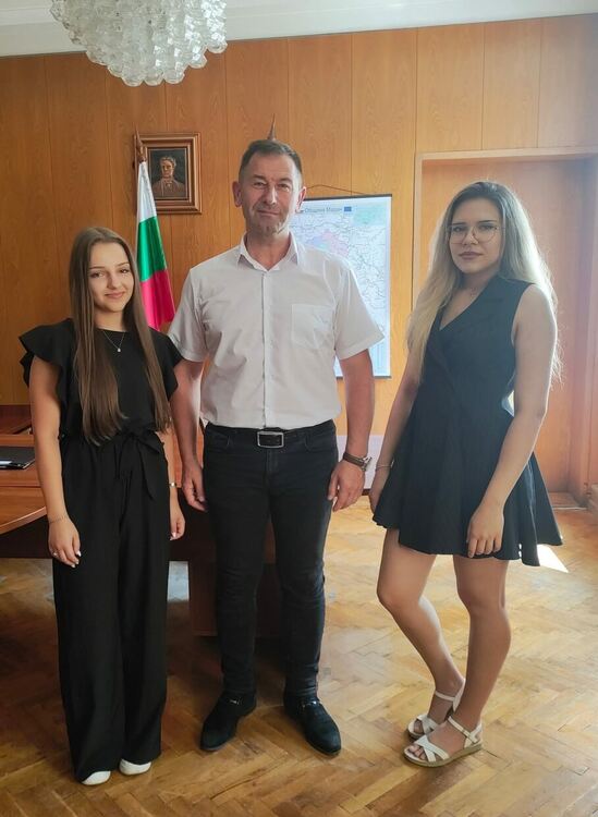 Кметът на Мадан за 13-а поредна година поема първата семестриална такса на отличените зрелостници