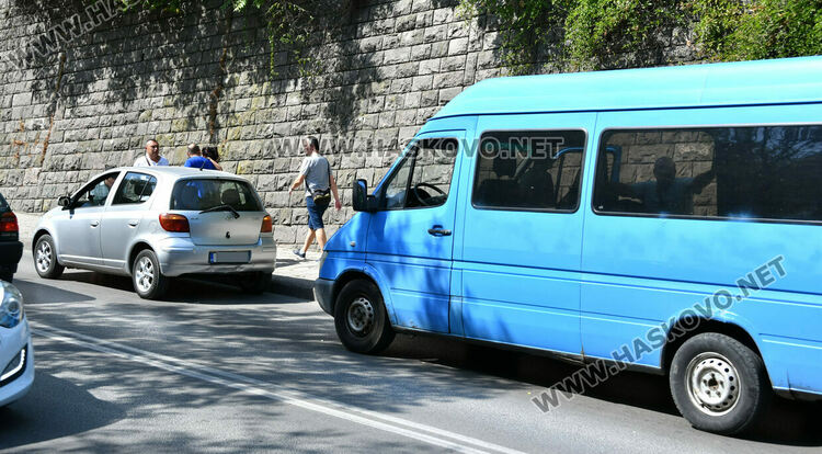 Микробус „Мерцедес“ блъсна „Тойота“ на бул. „Освобождение“ в Хасково