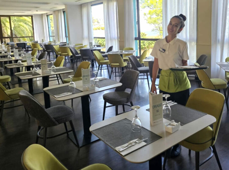 Ученици от гимназията по туризъм на практика в луксозни хотели на Канарските острови 