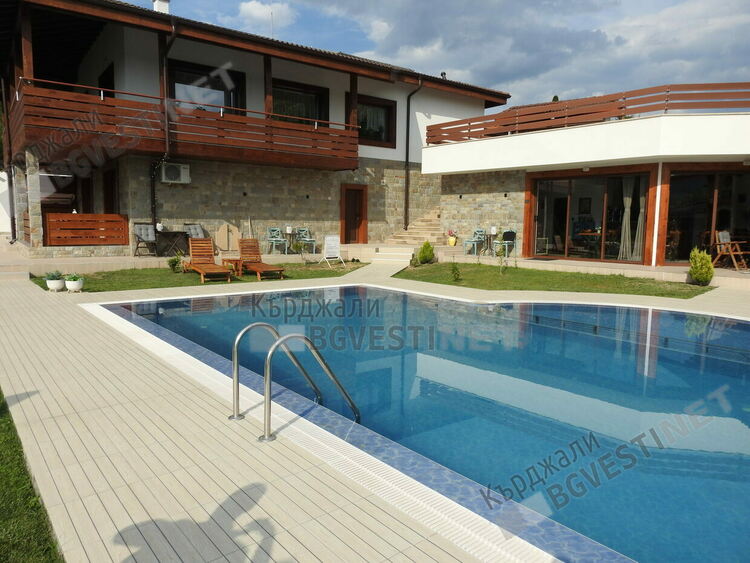 Слънчево днес над Кърджали,жега