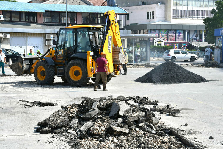 Започна ремонт на паркинга до комплекс „21-ви век“ в Хасково