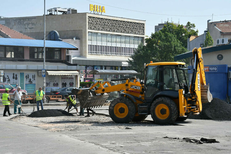 Започна ремонт на паркинга до комплекс „21-ви век“ в Хасково