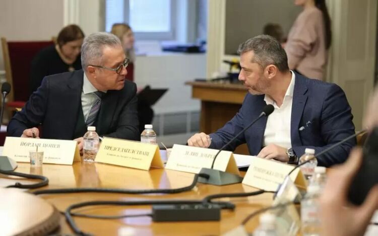 Снимка БГНЕС Депутатите Йордан Цонев от ДПС-НН и Делян Добрев от ГЕРБ бяха най-върлите защитници на внесените от правителството промени в Закона за въвеждане на еврото. Сега заедно предлагат изменения между първо и второ четене.