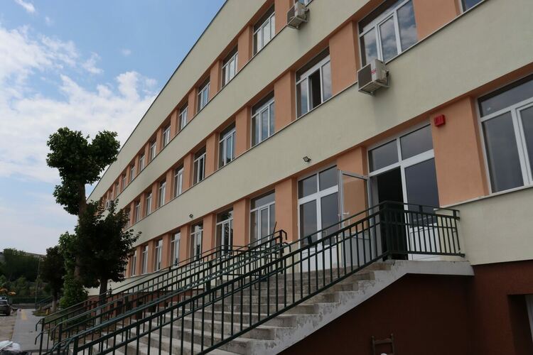 Продължава работата по модернизацията и обновяването на ОУ „Никола Вапцаров“ в Хасково