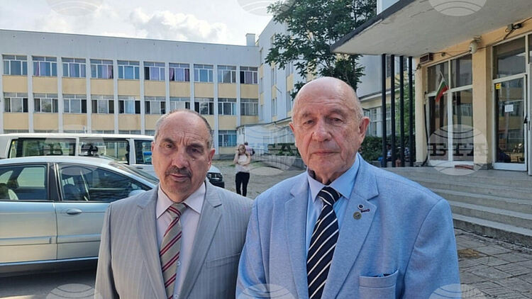 Иван Иванов /вдясно/ със заместника си