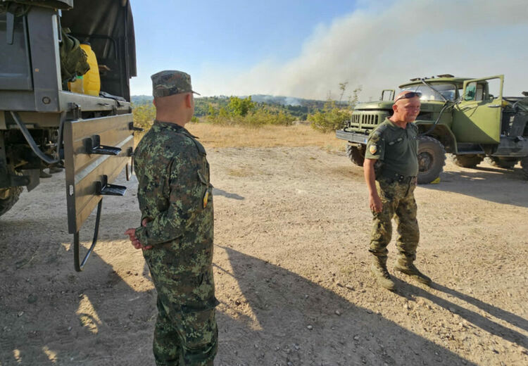 4 хеликоптера в битка със стихията, пожарът в Сакар не е овладян напълно