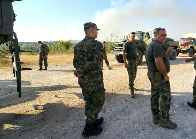 4 хеликоптера в битка със стихията, пожарът в Сакар не е овладян напълно