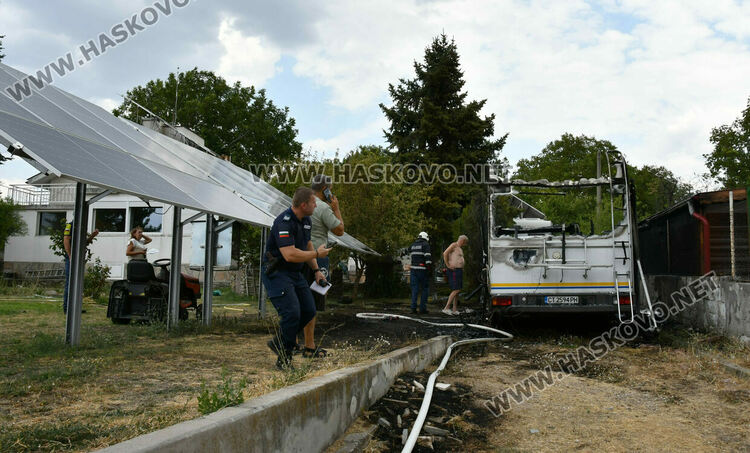 Кемпер изгоря напълно във вилна зона „Каменец“
