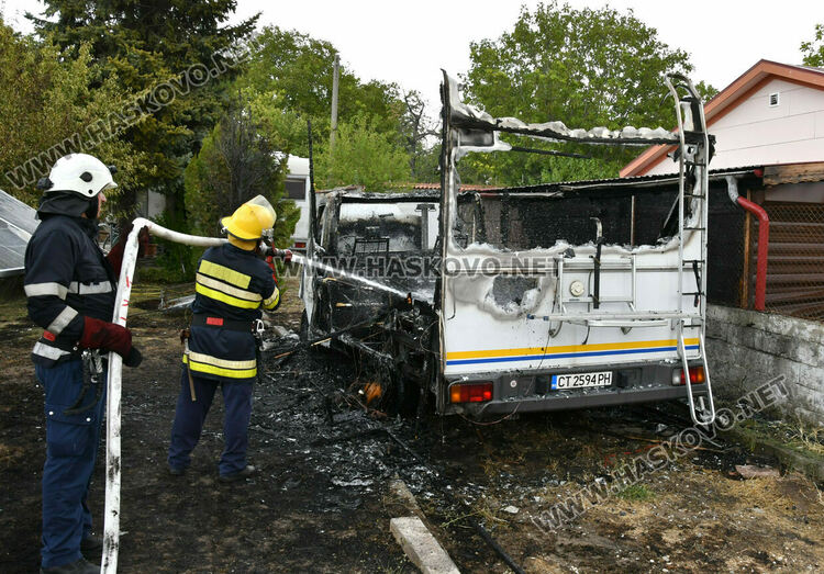 Кемпер изгоря напълно във вилна зона „Каменец“