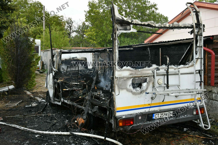 Кемпер изгоря напълно във вилна зона „Каменец“