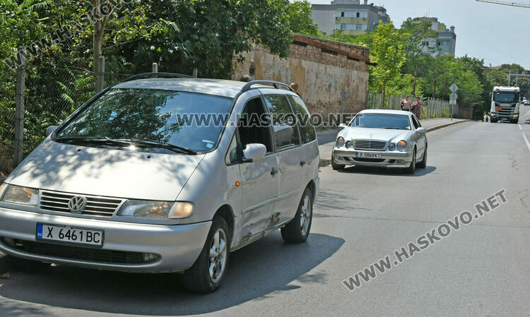 Две коли са с леки материални щети след отнето предимство