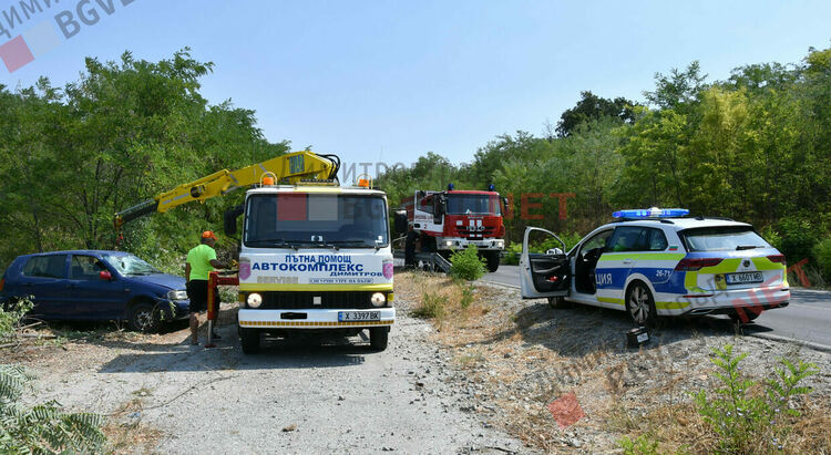 Автомобил изхвърча от пътя и се обърна по таван край Димитровград заради сърна