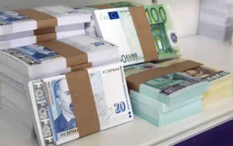 След призива на банките домакинствата се втурнаха да внасят левове