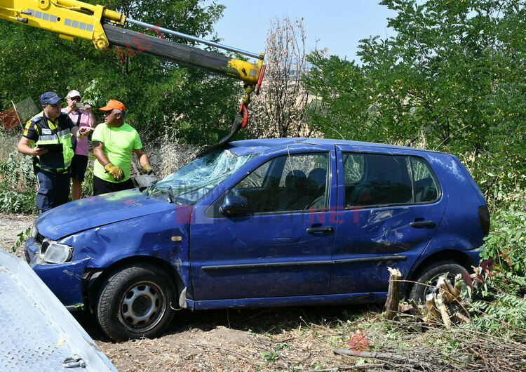 Автомобил изхвърча от пътя и се обърна по таван край Димитровград заради сърна