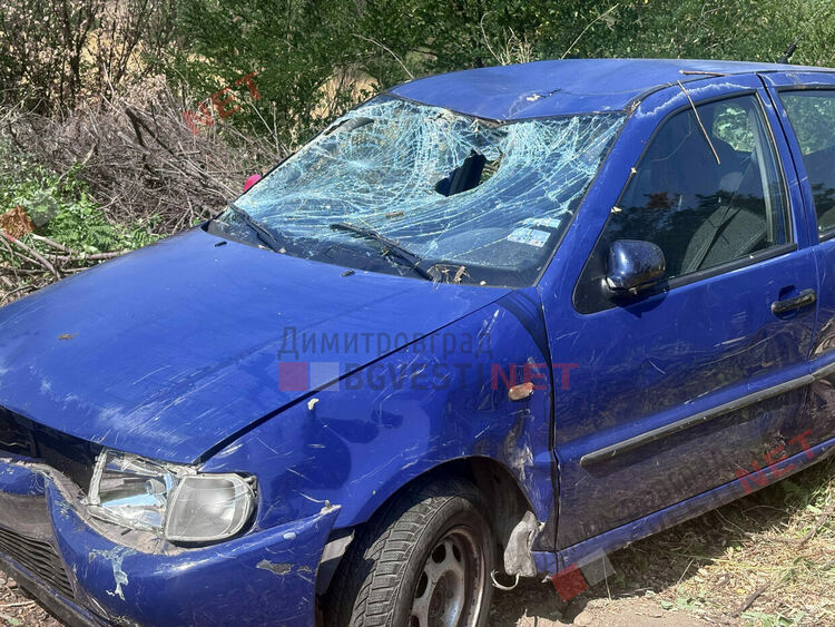 Автомобил изхвърча от пътя и се обърна по таван край Димитровград заради сърна