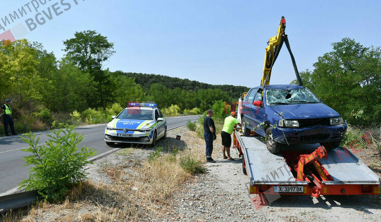 Автомобил изхвърча от пътя и се обърна по таван край Димитровград заради сърна
