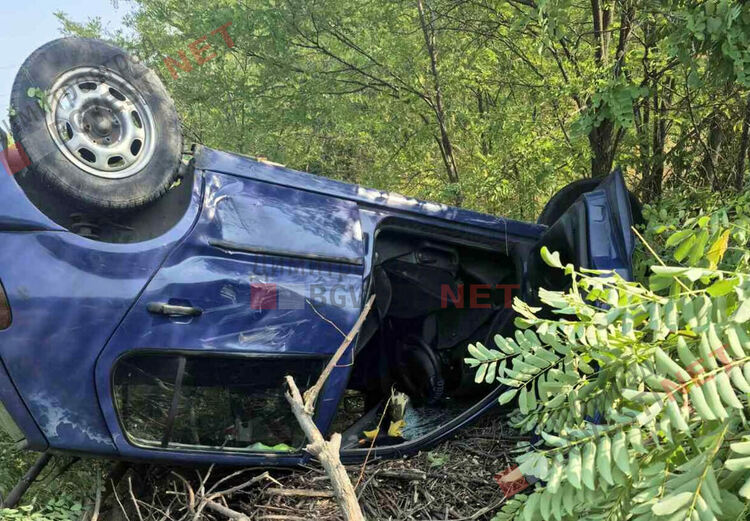 Автомобил изхвърча от пътя и се обърна по таван край Димитровград заради сърна