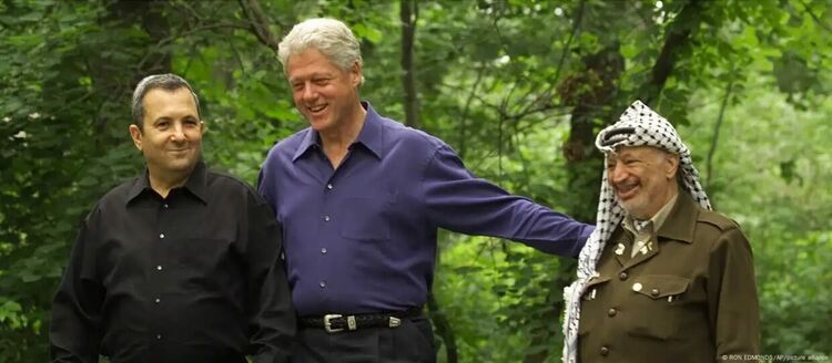 През 2000 година Ехуд Барак, Бил Клинтън и Ясер Арафат не успяха да договорят решение за две държави