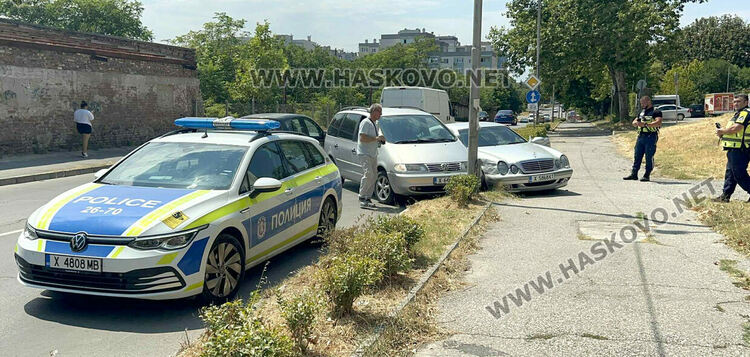 Две коли са с леки материални щети след отнето предимство