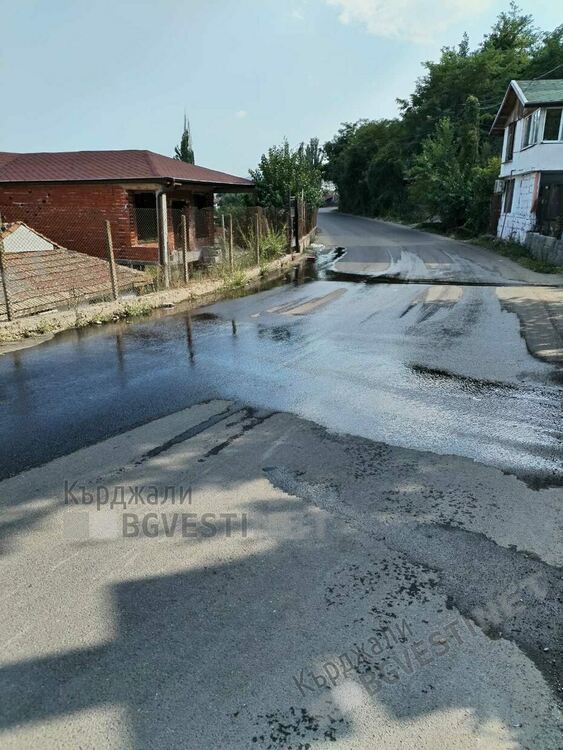 Обратни води от Махалата отново заляха Пътят за Енчец, ако не се заустят през зимата ни очакват дупки по новия асфалт