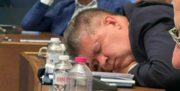 „Възраждане“ предлагат отсъстващите и спящите в пленарна зала народни представители за парични санкции